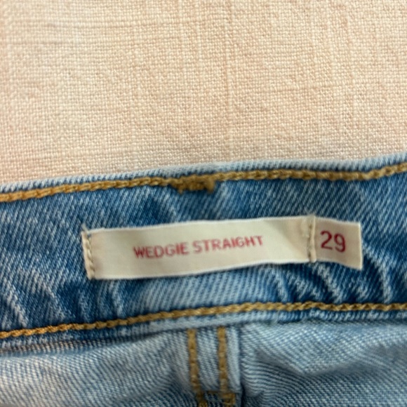 Levi’s Wedgie Straight Jean - Picture 2 of 3